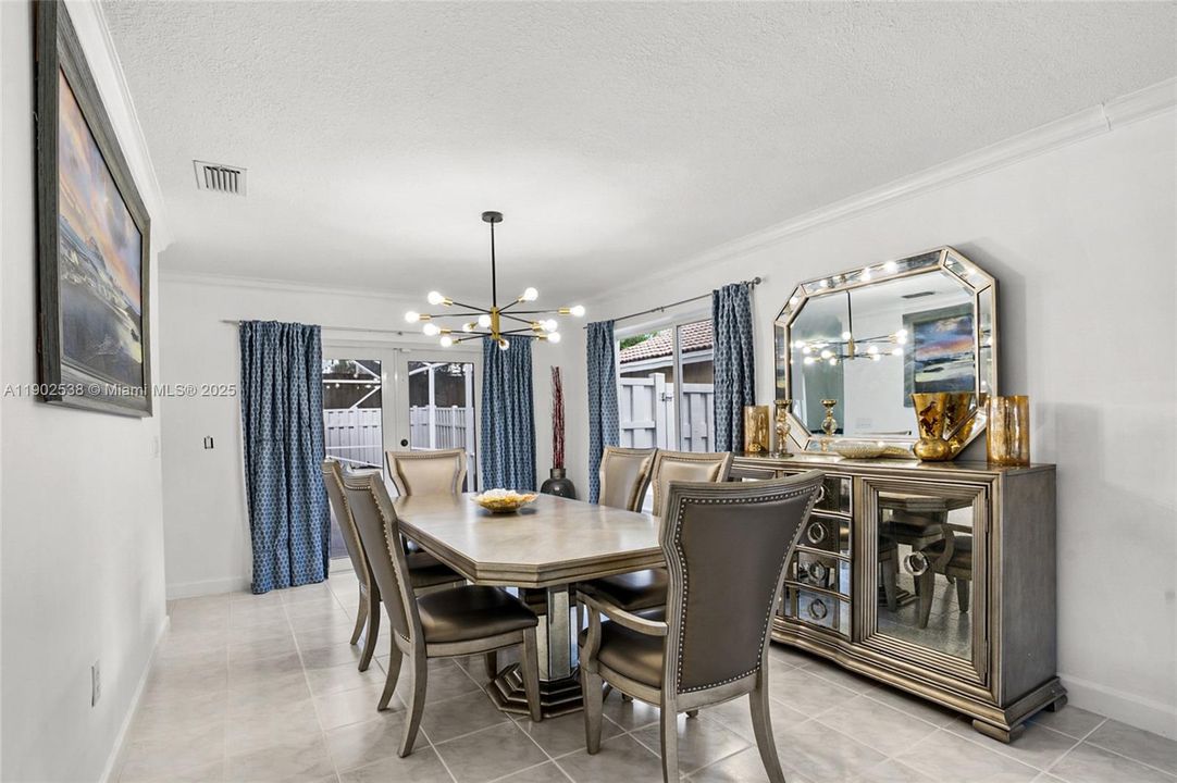 合同活跃: $799,000 (4 贝兹, 2 浴室, 2612 平方英尺)