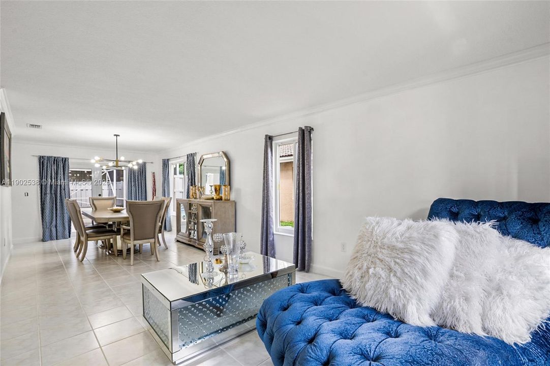 合同活跃: $799,000 (4 贝兹, 2 浴室, 2612 平方英尺)