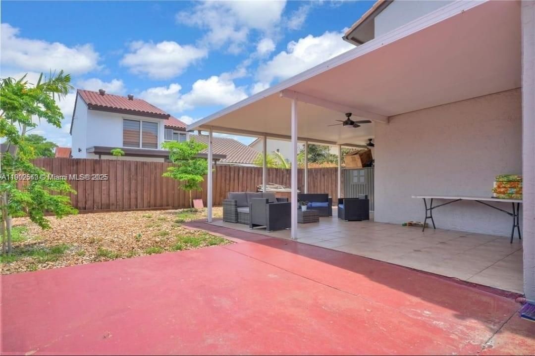 合同活跃: $560,000 (3 贝兹, 2 浴室, 1780 平方英尺)