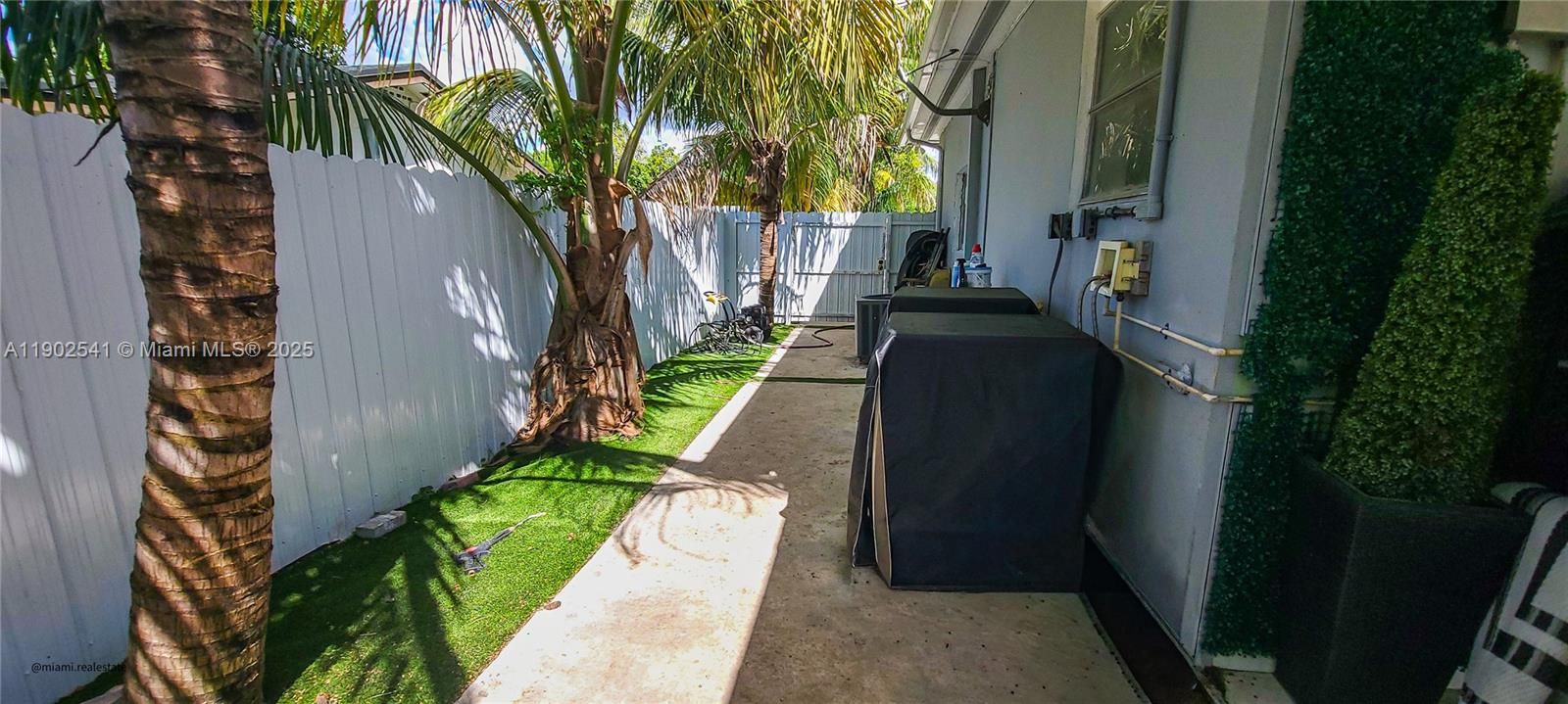 For Sale: $565,000 (3 beds, 2 baths, 1120 Square Feet)