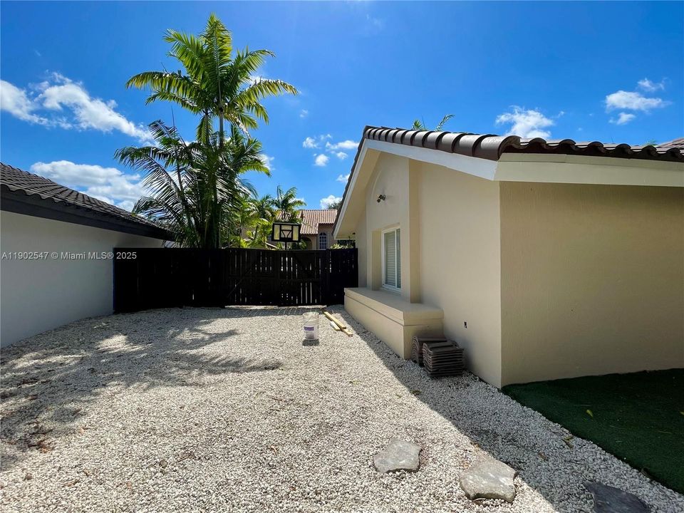 Recently Rented: $3,450 (3 beds, 2 baths, 1586 Square Feet)