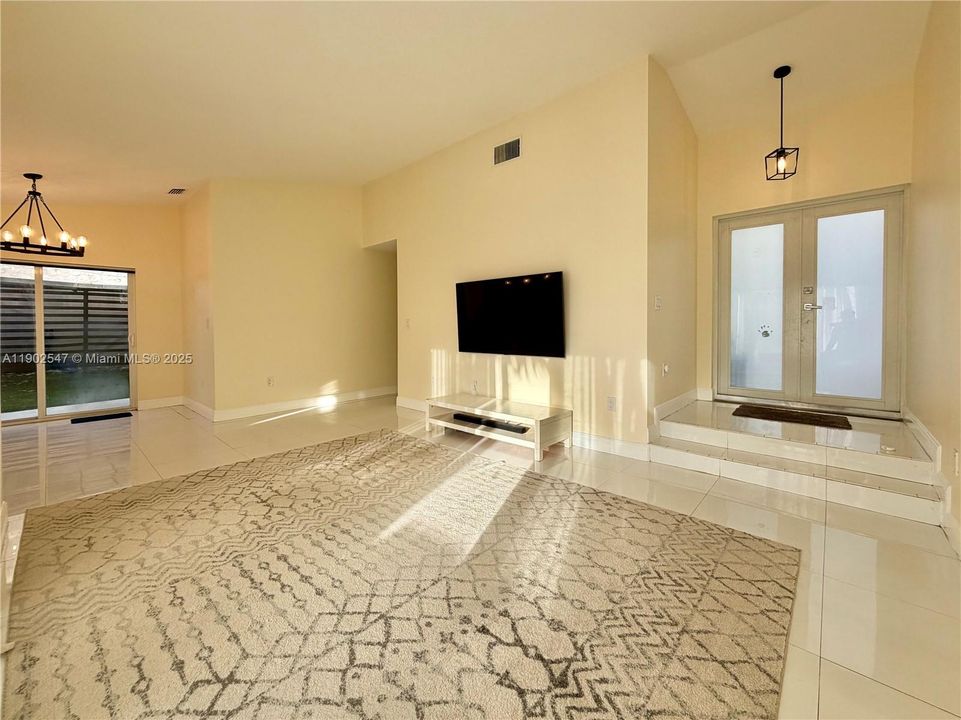 Recently Rented: $3,450 (3 beds, 2 baths, 1586 Square Feet)