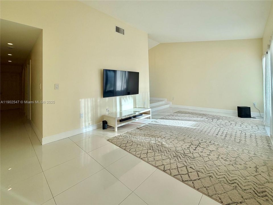 Recently Rented: $3,450 (3 beds, 2 baths, 1586 Square Feet)