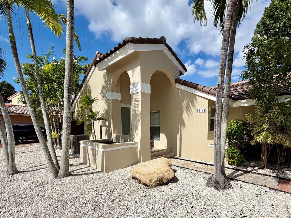 Recently Rented: $3,450 (3 beds, 2 baths, 1586 Square Feet)