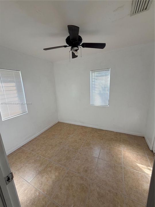 For Rent: $1,950 (3 beds, 1 baths, 684 Square Feet)