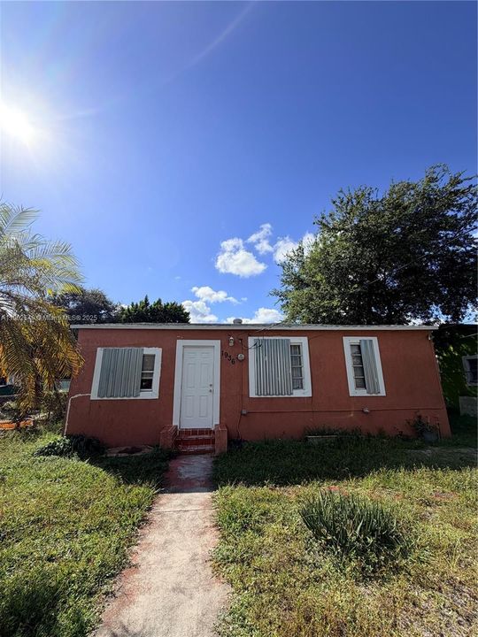 For Rent: $1,950 (3 beds, 1 baths, 684 Square Feet)