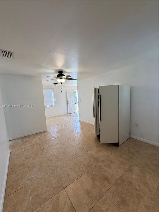 For Rent: $1,950 (3 beds, 1 baths, 684 Square Feet)
