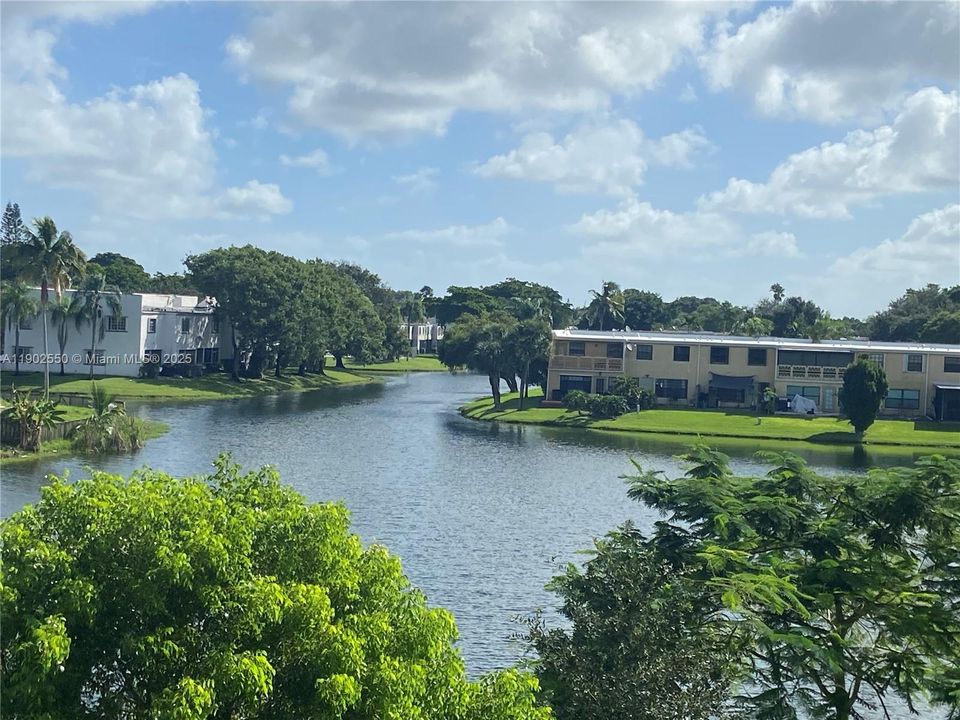 На продажу: $264,900 (2 спален, 2 ванн, 986 Квадратных фут)