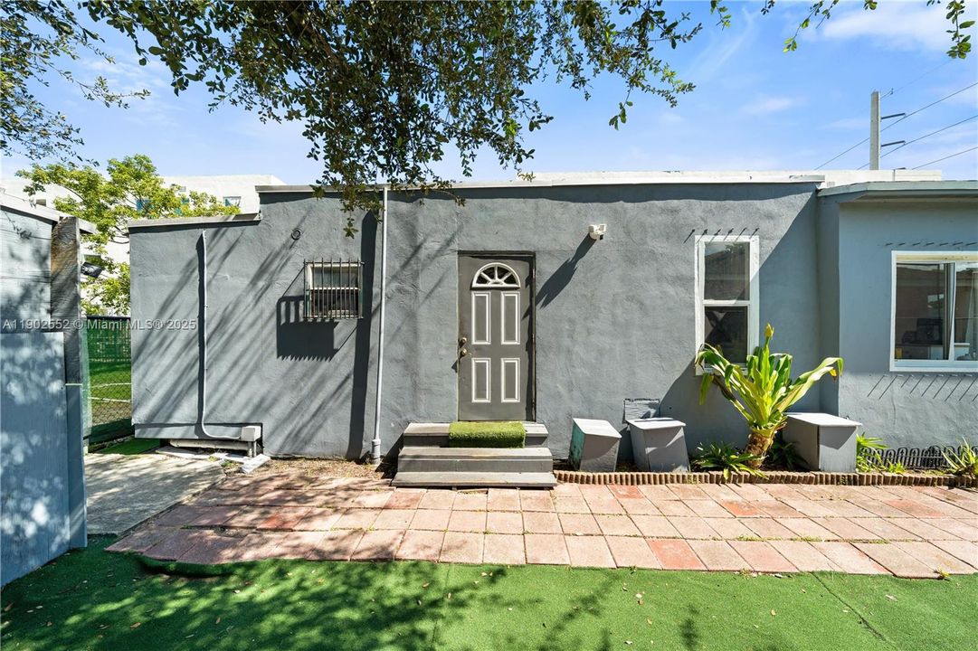 For Sale: $374,950 (3 beds, 2 baths, 932 Square Feet)