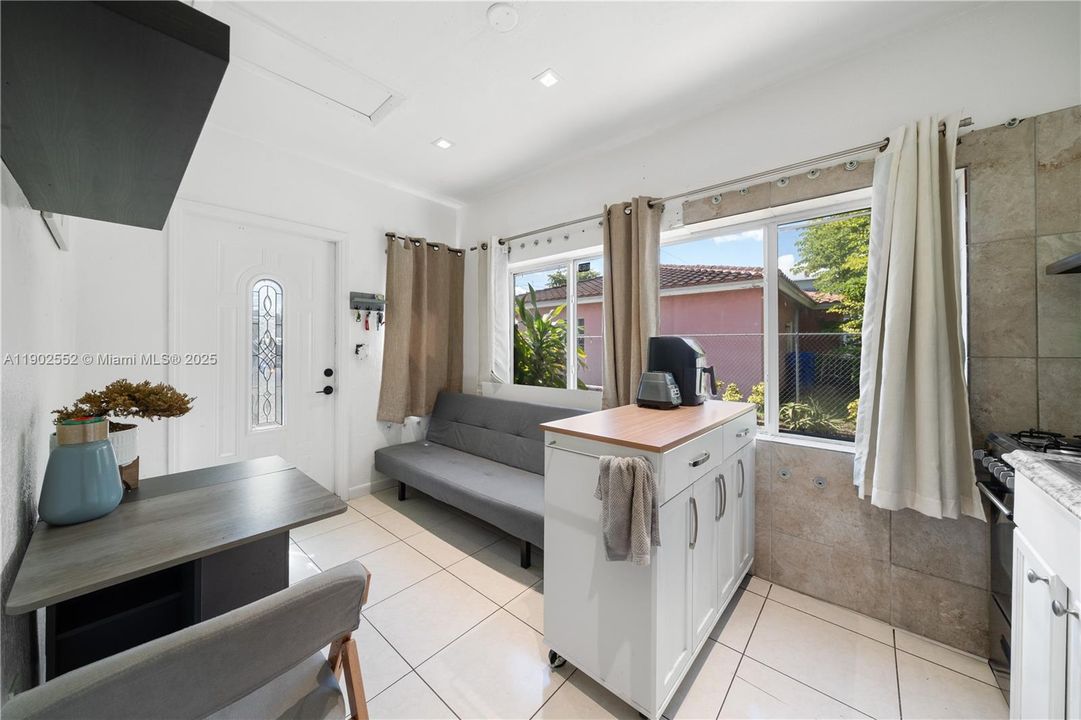 For Sale: $374,950 (3 beds, 2 baths, 932 Square Feet)