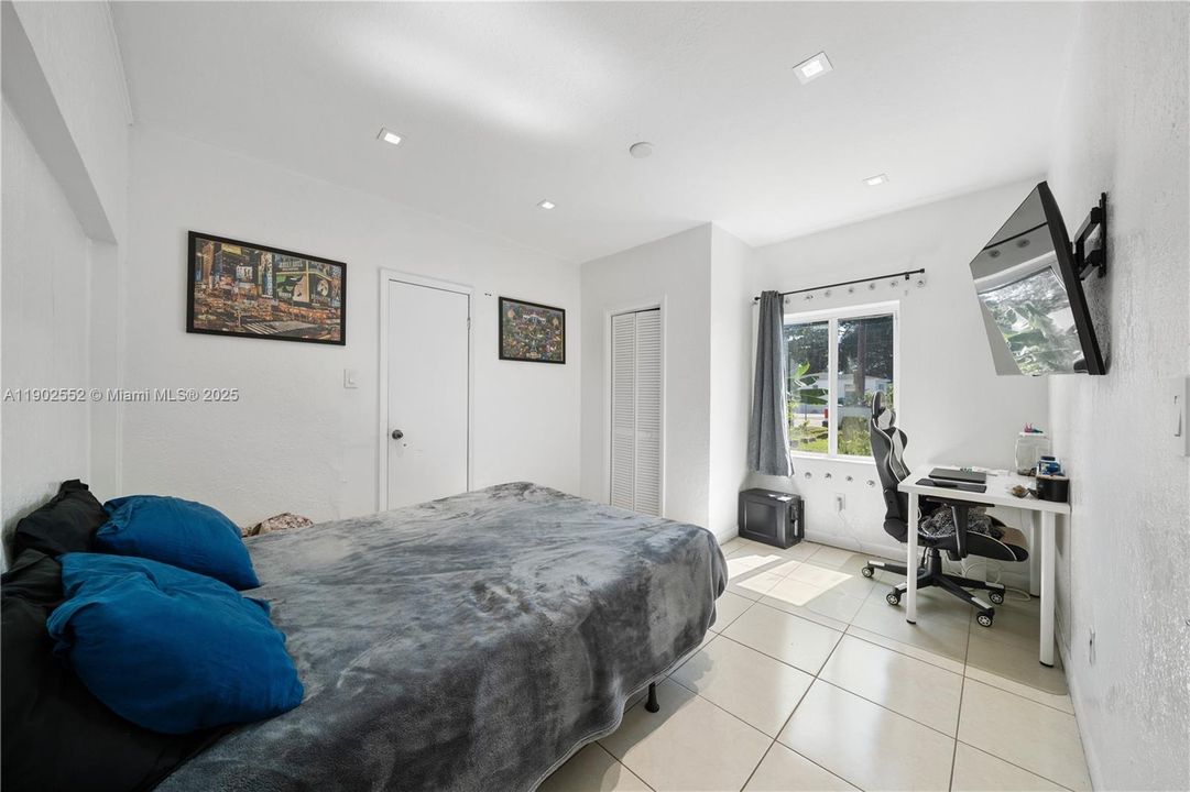 For Sale: $374,950 (3 beds, 2 baths, 932 Square Feet)