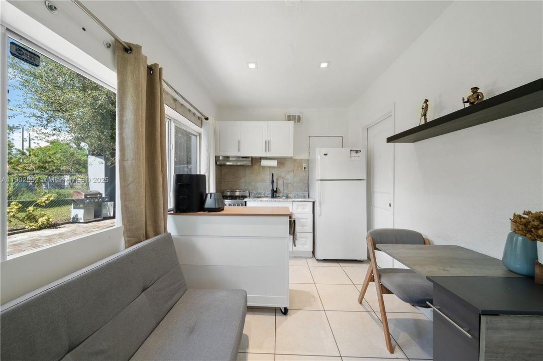 For Sale: $374,950 (3 beds, 2 baths, 932 Square Feet)