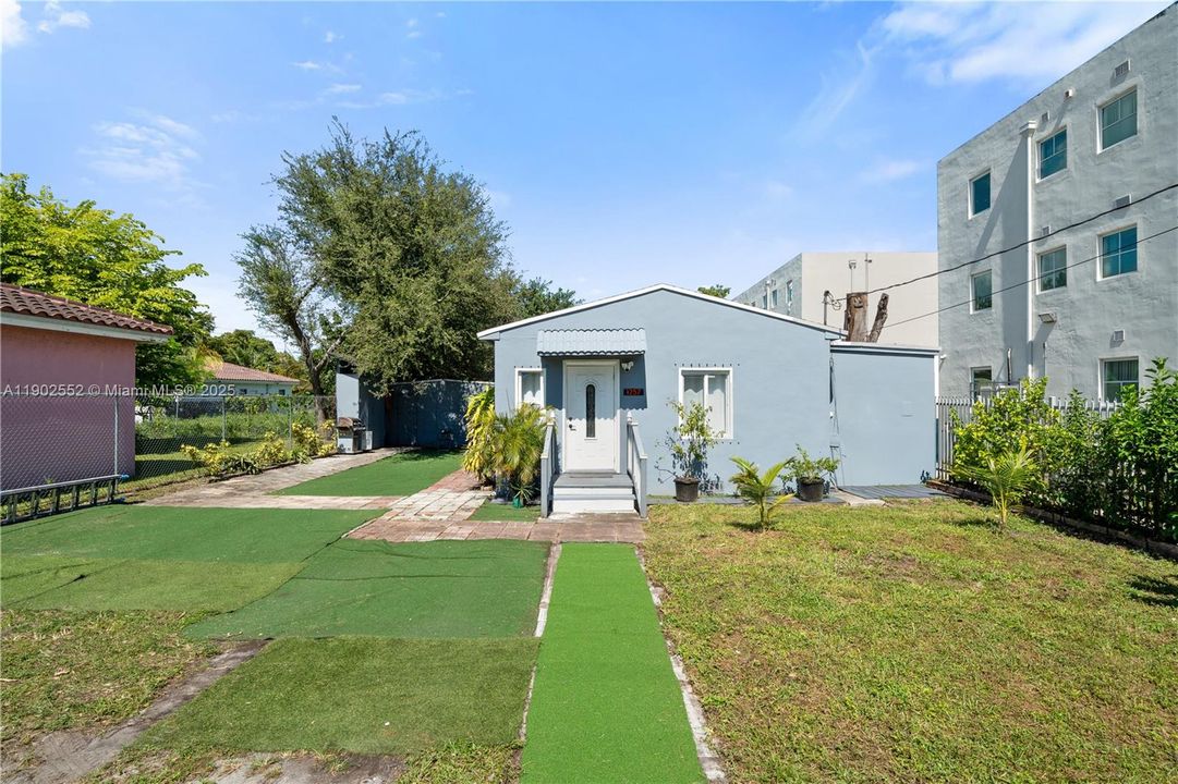 For Sale: $374,950 (3 beds, 2 baths, 932 Square Feet)