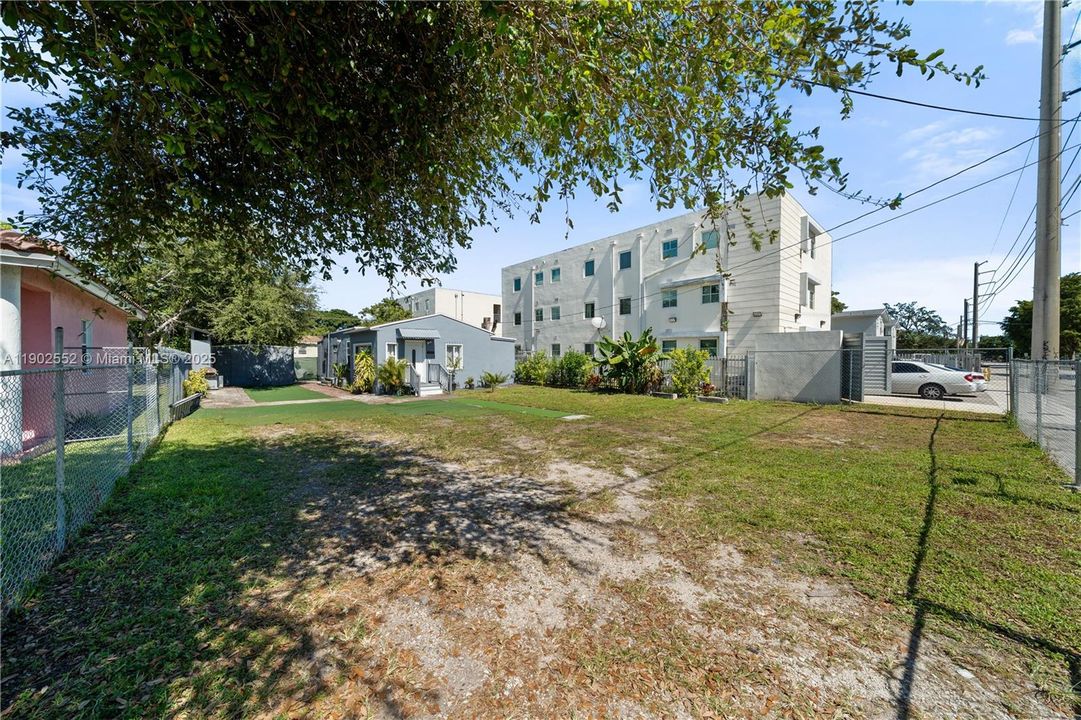 For Sale: $374,950 (3 beds, 2 baths, 932 Square Feet)