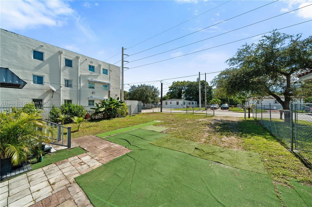 For Sale: $374,950 (3 beds, 2 baths, 932 Square Feet)