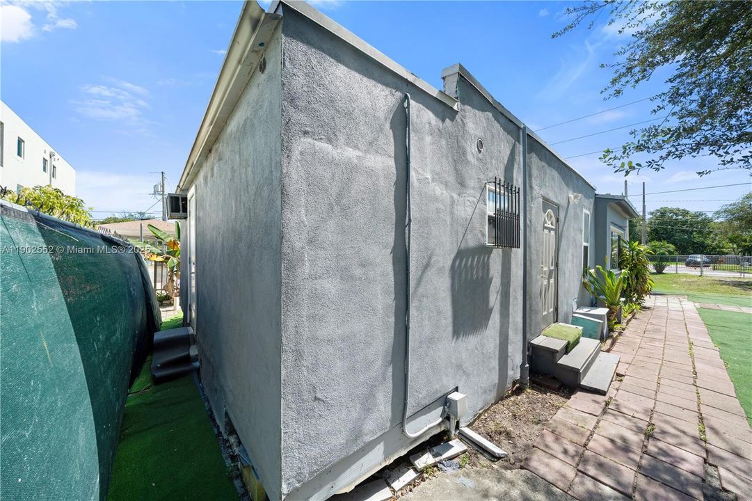 For Sale: $374,950 (3 beds, 2 baths, 932 Square Feet)