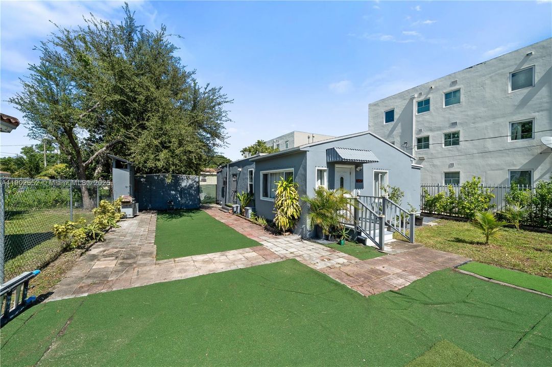 For Sale: $374,950 (3 beds, 2 baths, 932 Square Feet)