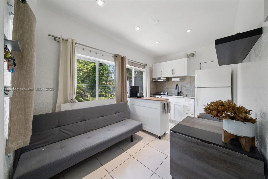 For Sale: $374,950 (3 beds, 2 baths, 932 Square Feet)