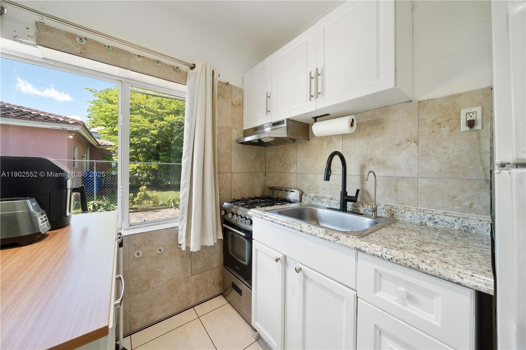 For Sale: $374,950 (3 beds, 2 baths, 932 Square Feet)