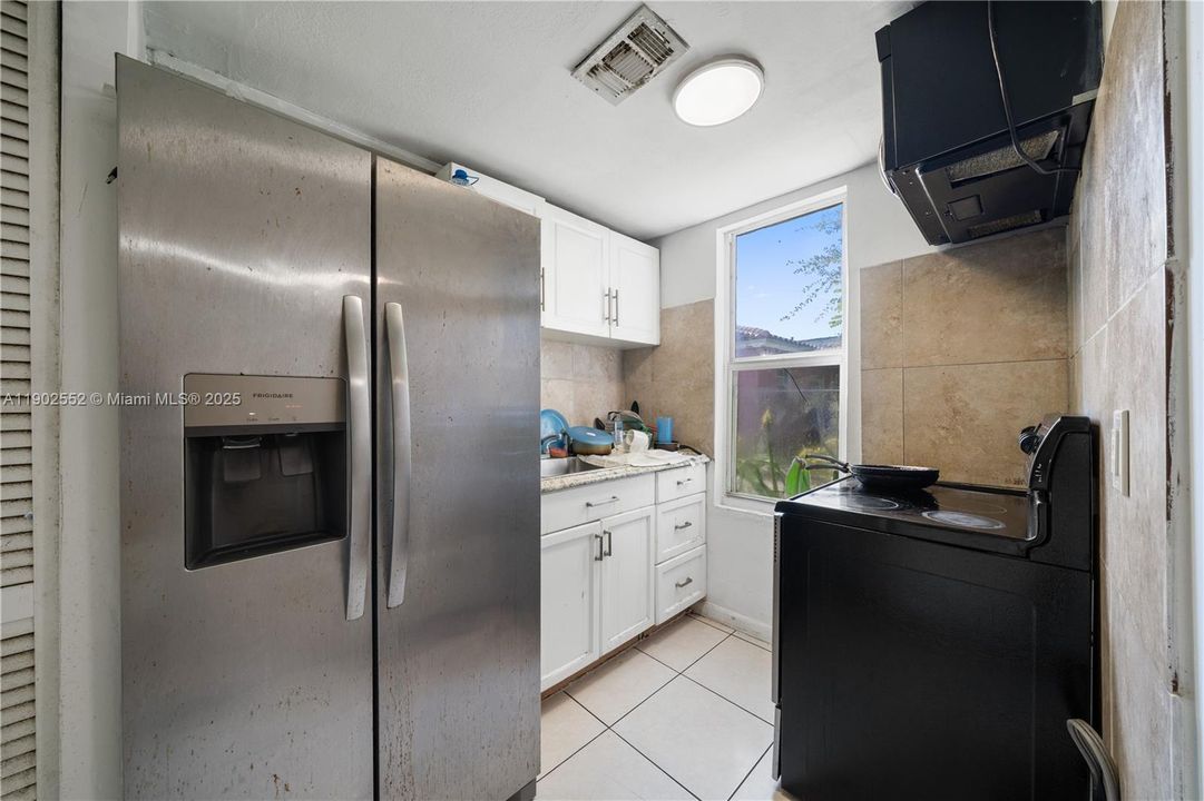 For Sale: $374,950 (3 beds, 2 baths, 932 Square Feet)