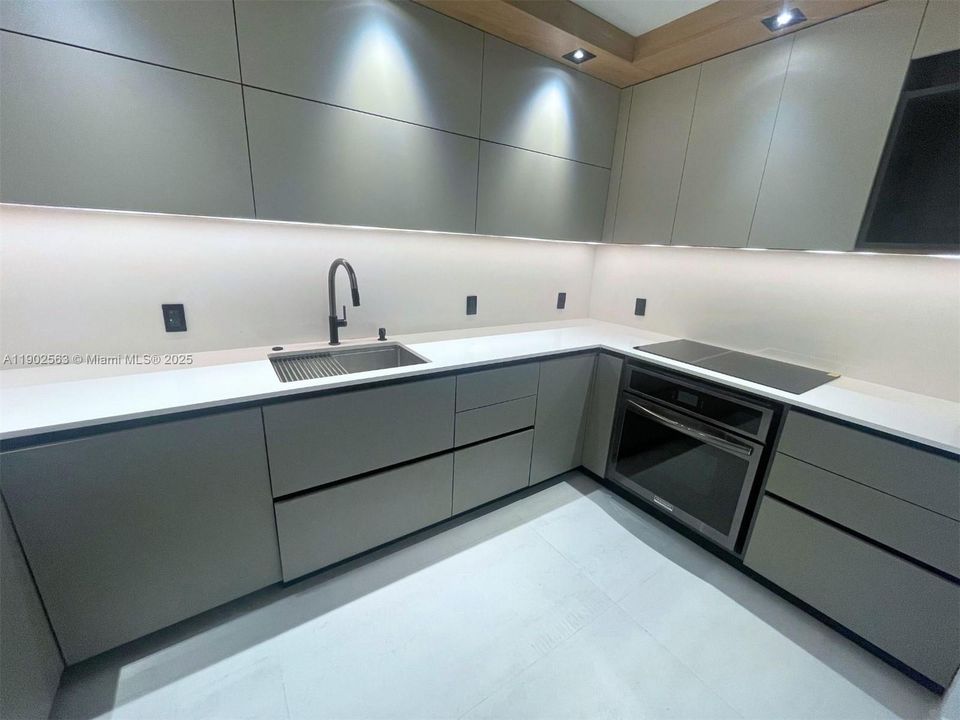 For Sale: $610,000 (2 beds, 2 baths, 1357 Square Feet)