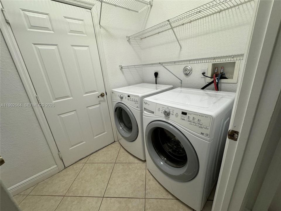 待售: $1,100,000 (4 贝兹, 3 浴室, 2476 平方英尺)