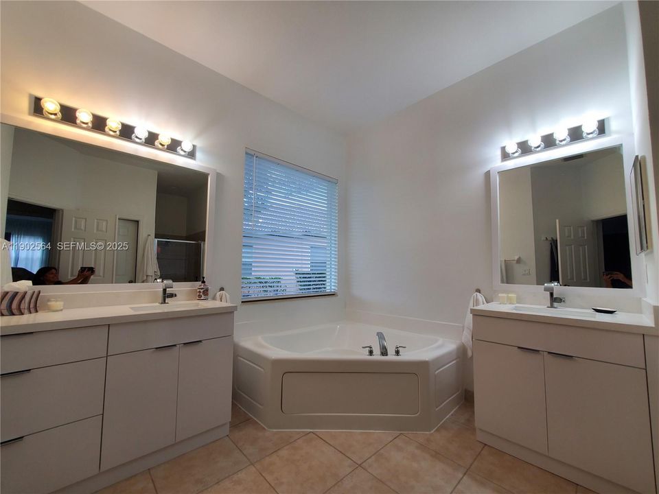 待售: $1,100,000 (4 贝兹, 3 浴室, 2476 平方英尺)