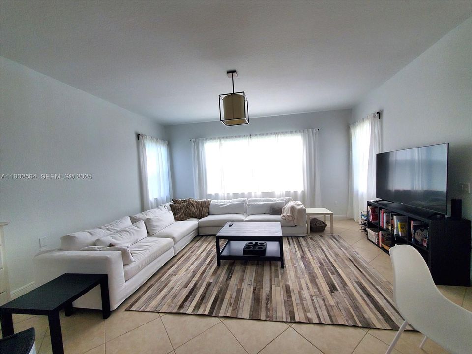 待售: $1,100,000 (4 贝兹, 3 浴室, 2476 平方英尺)