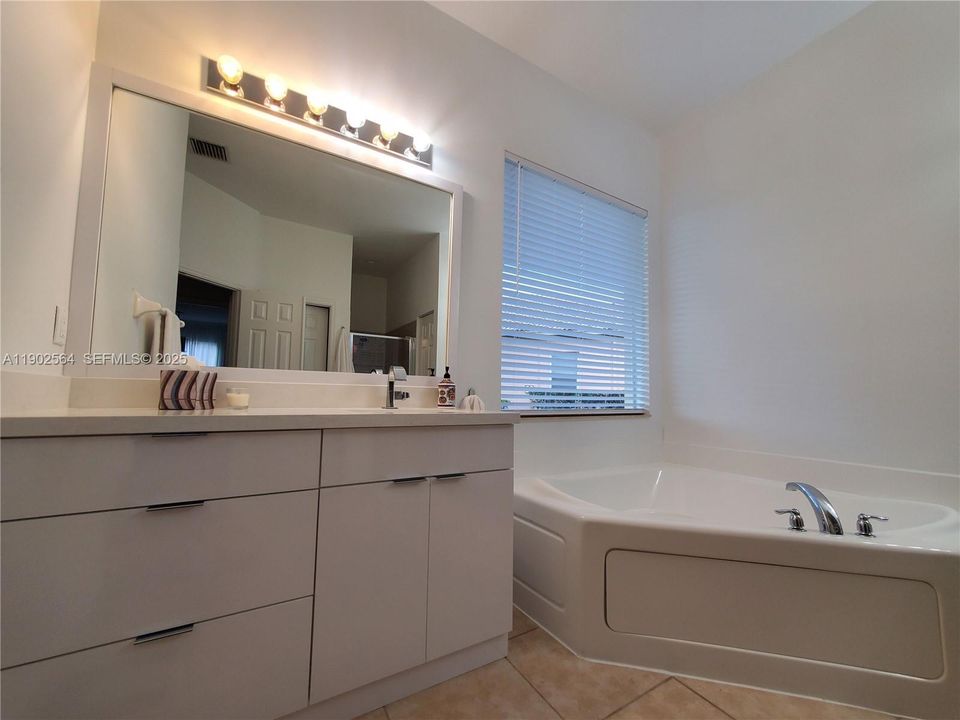 待售: $1,100,000 (4 贝兹, 3 浴室, 2476 平方英尺)