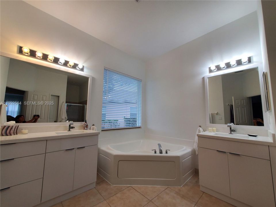 待售: $1,100,000 (4 贝兹, 3 浴室, 2476 平方英尺)