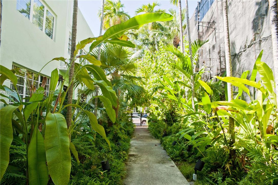 Active With Contract: $1,799 (1 beds, 1 baths, 600 Square Feet)