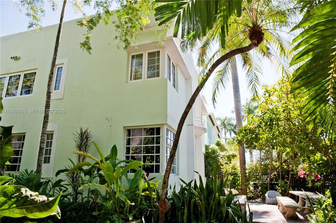 Active With Contract: $1,799 (1 beds, 1 baths, 600 Square Feet)