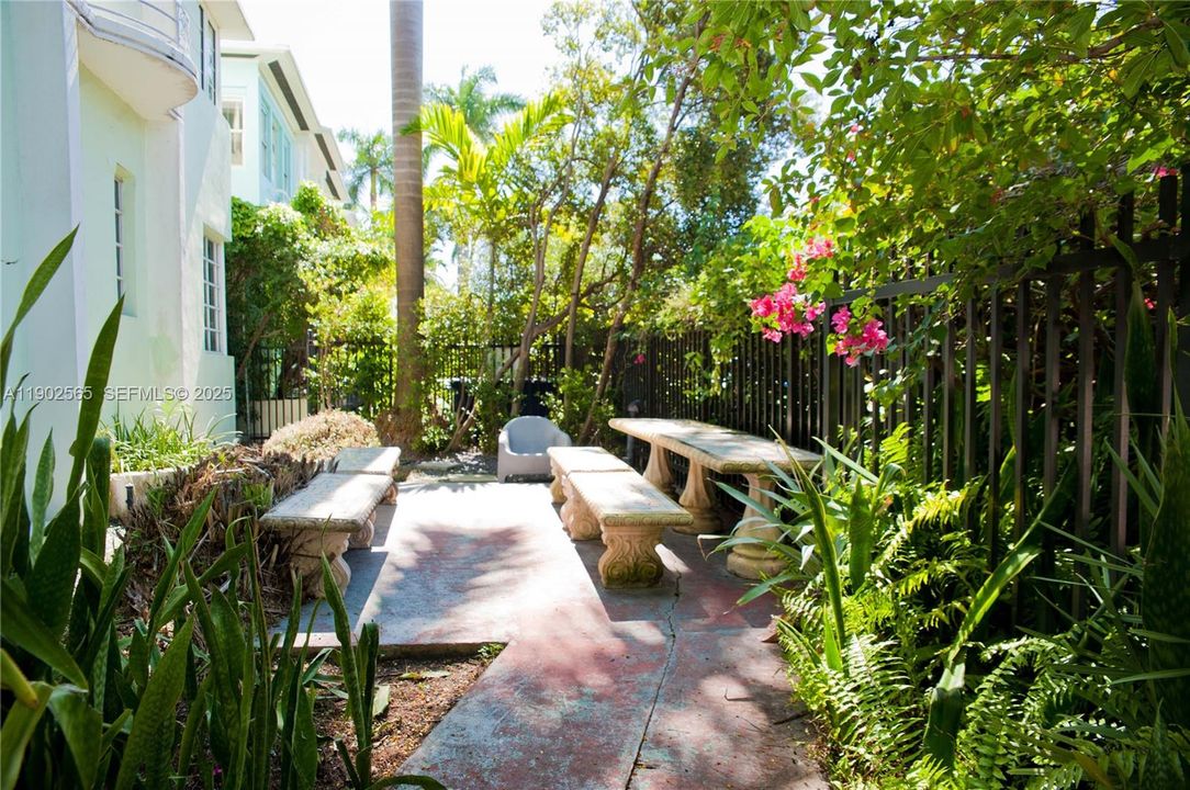 Active With Contract: $1,799 (1 beds, 1 baths, 600 Square Feet)