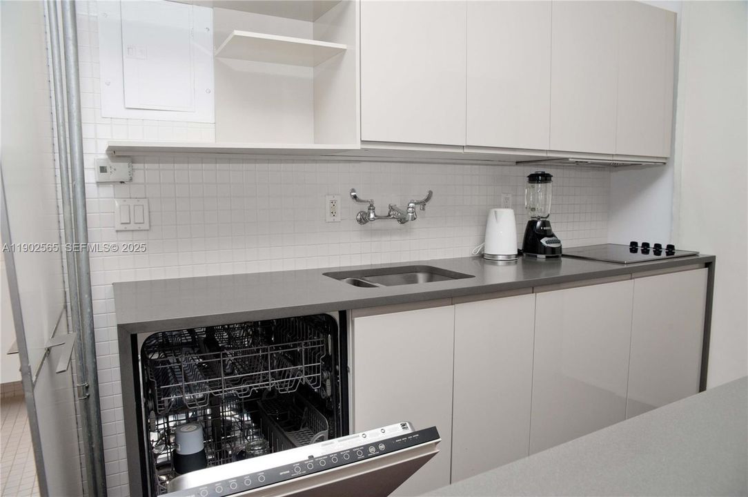 Active With Contract: $1,799 (1 beds, 1 baths, 600 Square Feet)