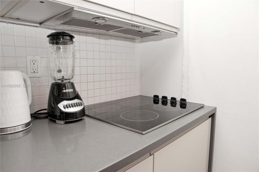 Active With Contract: $1,799 (1 beds, 1 baths, 600 Square Feet)