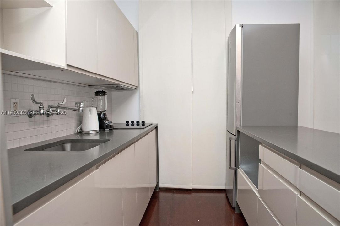 Active With Contract: $1,799 (1 beds, 1 baths, 600 Square Feet)
