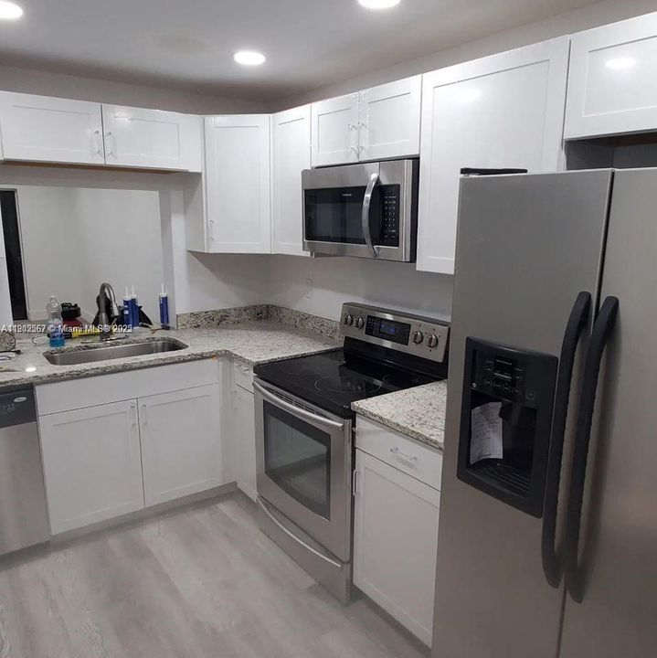 待售: $214,549 (2 贝兹, 2 浴室, 815 平方英尺)