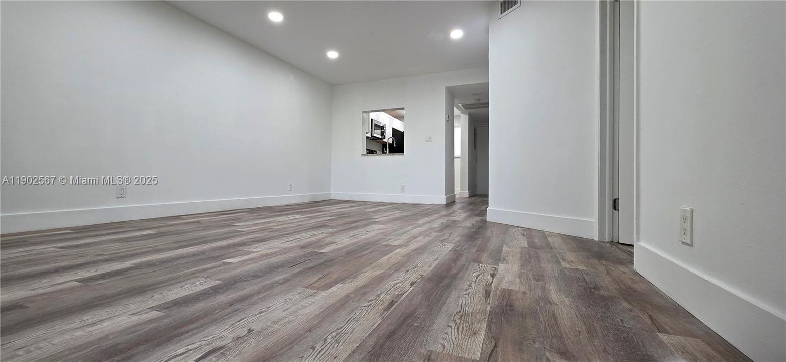 待售: $214,549 (2 贝兹, 2 浴室, 815 平方英尺)