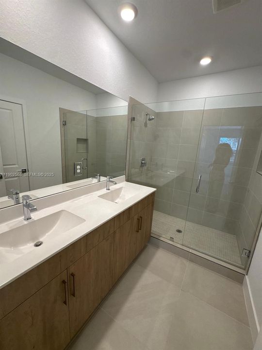 出租: $4,400 (4 贝兹, 2 浴室, 0 平方英尺)