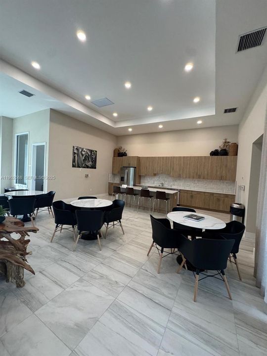 出租: $4,400 (4 贝兹, 2 浴室, 0 平方英尺)