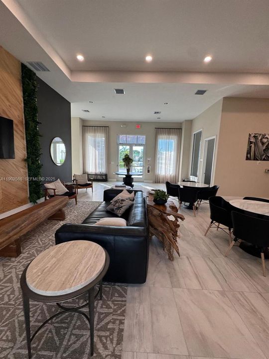 出租: $4,400 (4 贝兹, 2 浴室, 0 平方英尺)