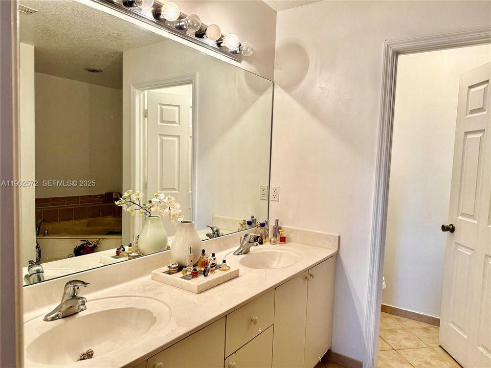 For Sale: $458,400 (3 beds, 2 baths, 1577 Square Feet)