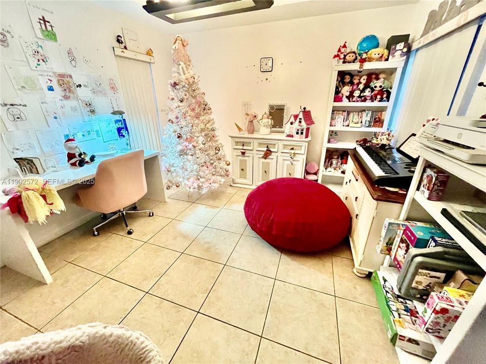 For Sale: $458,400 (3 beds, 2 baths, 1577 Square Feet)