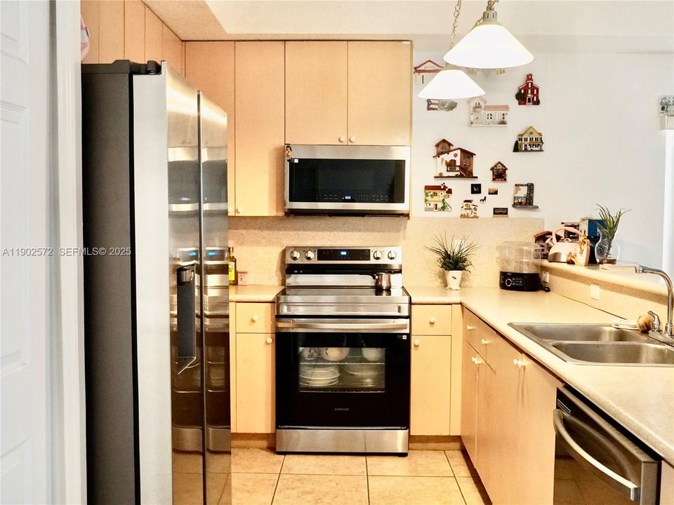 For Sale: $458,400 (3 beds, 2 baths, 1577 Square Feet)