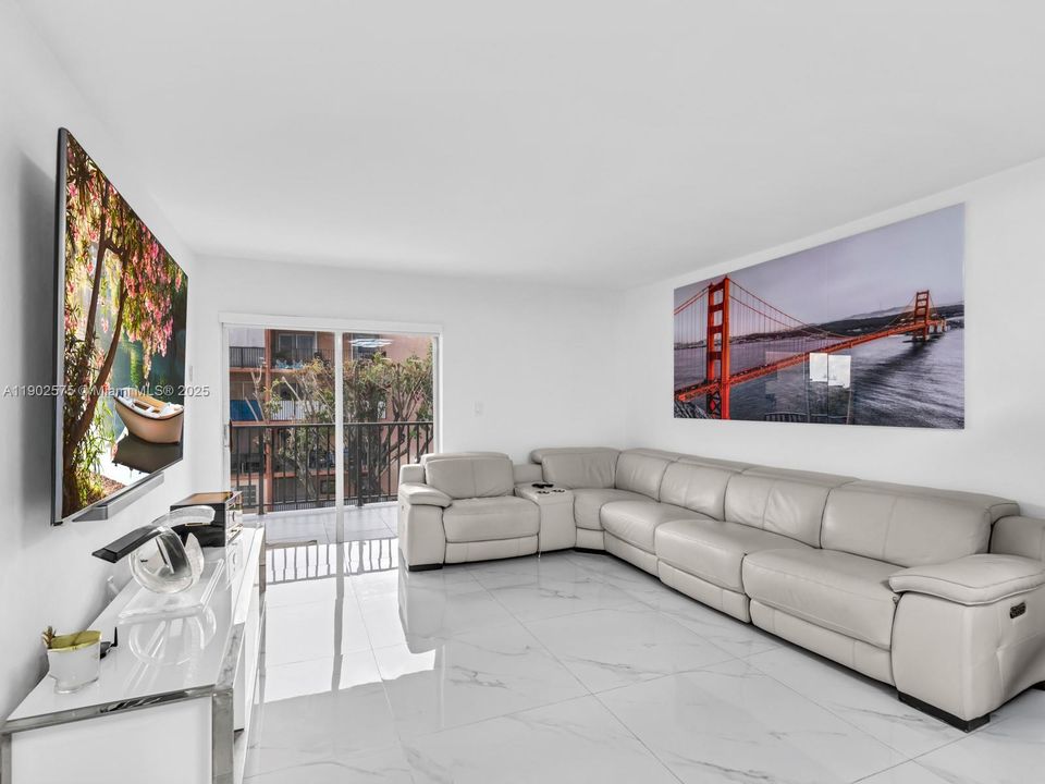 最近售出: $250,000 (2 贝兹, 1 浴室, 998 平方英尺)