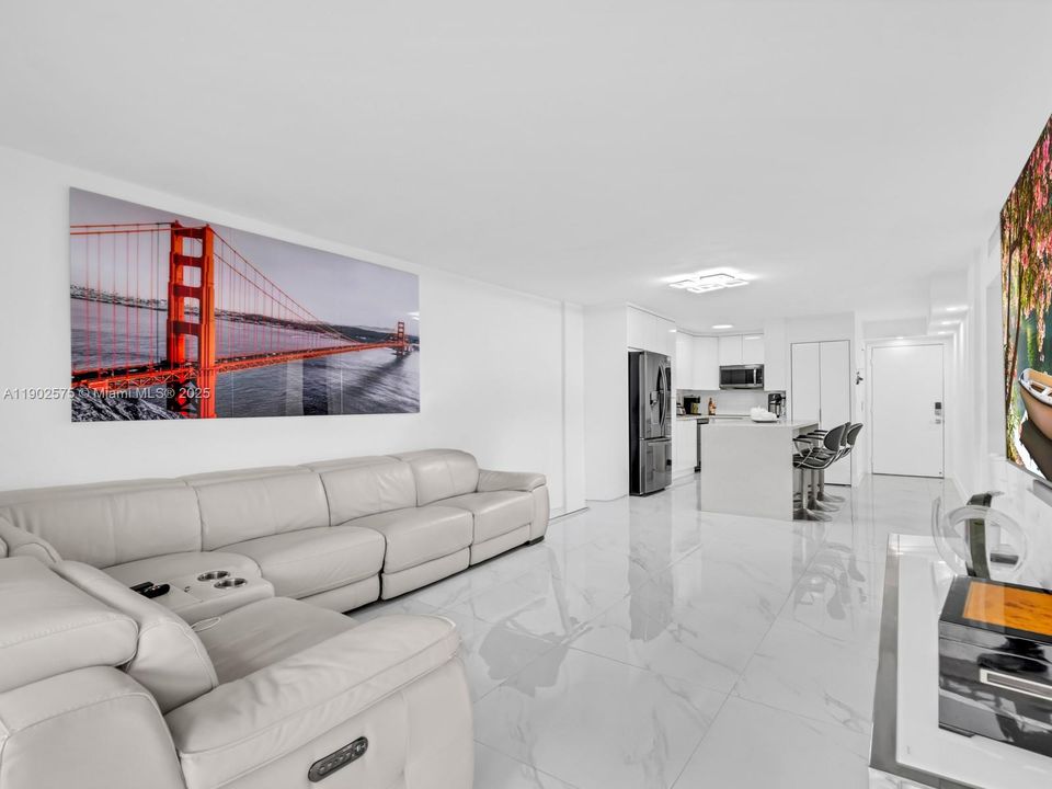 最近售出: $250,000 (2 贝兹, 1 浴室, 998 平方英尺)