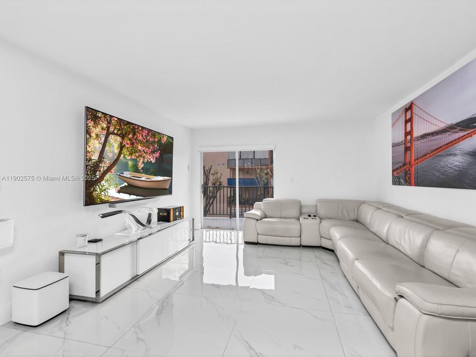 最近售出: $250,000 (2 贝兹, 1 浴室, 998 平方英尺)