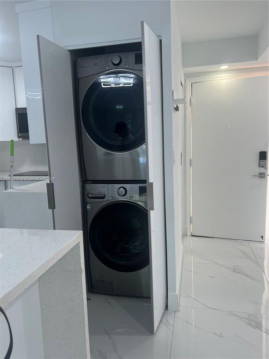 最近售出: $250,000 (2 贝兹, 1 浴室, 998 平方英尺)