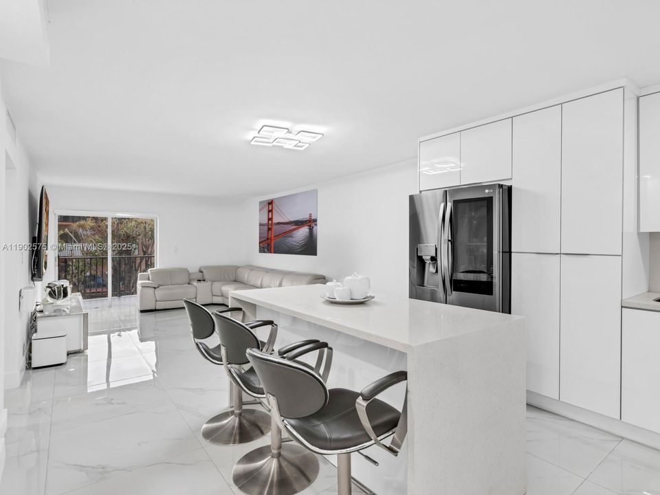 最近售出: $250,000 (2 贝兹, 1 浴室, 998 平方英尺)