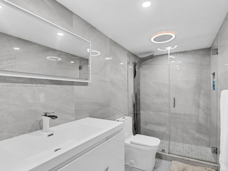 最近售出: $250,000 (2 贝兹, 1 浴室, 998 平方英尺)